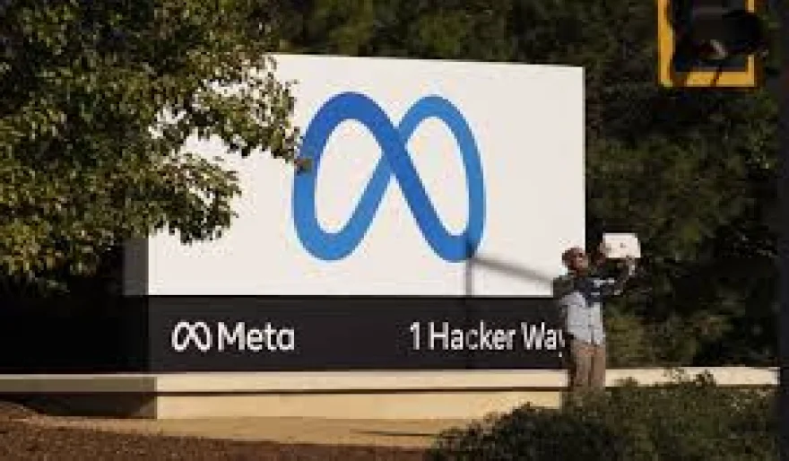 Meta silently leads in the AI wearable competition