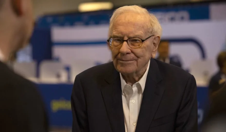 Buffett Warns of AI Scams as Berkshire Hathaway Stockpiles Cash